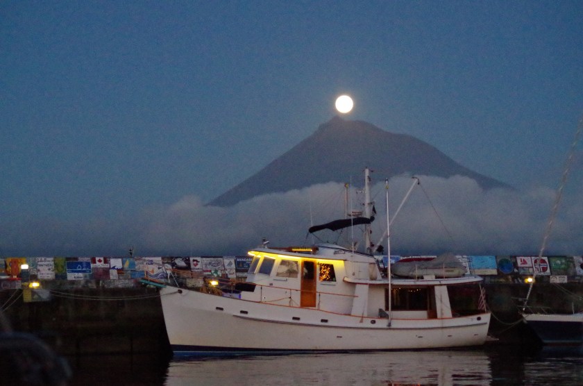 Dauntless an Pico on the one day of the year, the moon rises over the peak
